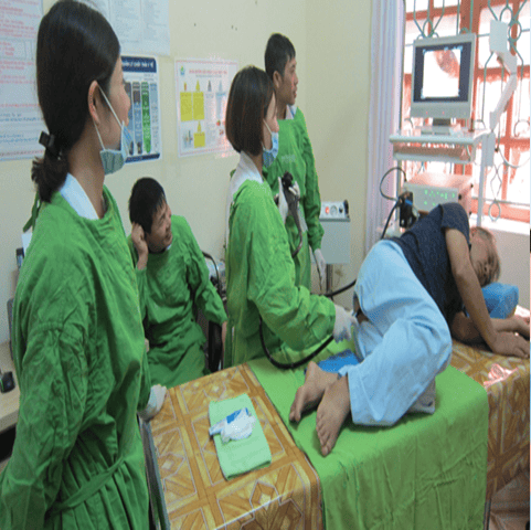 Nội soi bênh nhân sử dụng quần vải không dệt dùng 1 lần